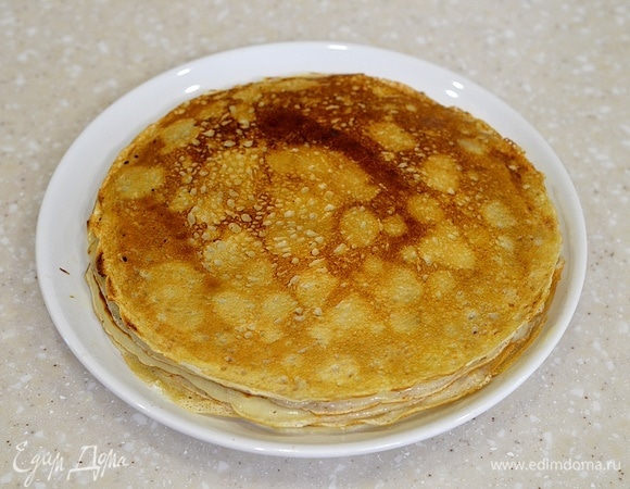 Пожарьте блины на сковороде.