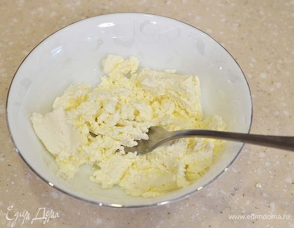 Для начинки творог разомните вилкой.