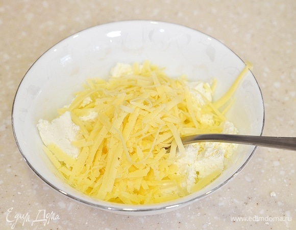 Добавьте натертый сыр.