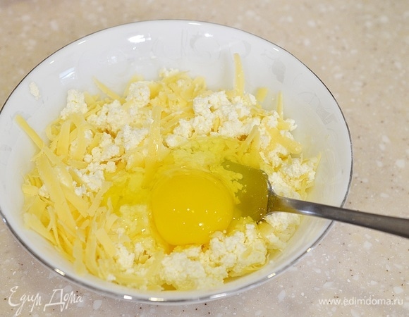 Вбейте яйцо, посолите.