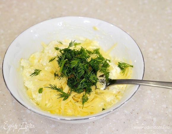 Добавьте нарезанный укроп и перемешайте. Начинка готова.