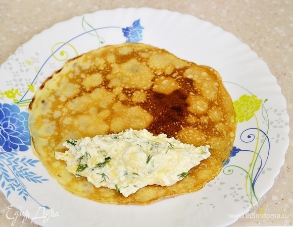 На край блинов выкладывайте начинку и сворачивайте их трубочкой.