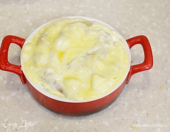 Залейте пирог полученной массой.