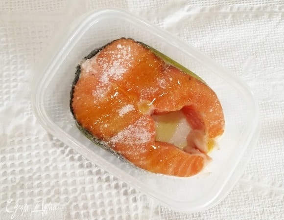В первую очередь замаринуем семгу. Солим рыбу, посыпаем сахаром, сбрызнем растительным маслом. Оставляем рыбу мариноваться на 1 час при комнатной температуре или на 2 часа в холодильнике. За время маринования несколько раз переворачиваем рыбу.