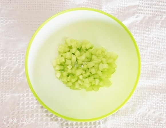 Пока маринуется рыба, подготовим овощи. Огурец освобождаем от семян и кожицы. Нарезаем небольшим кубиком.