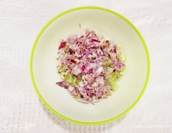 Красный лук очень мелко нарезаем, добавляем к огурцам.