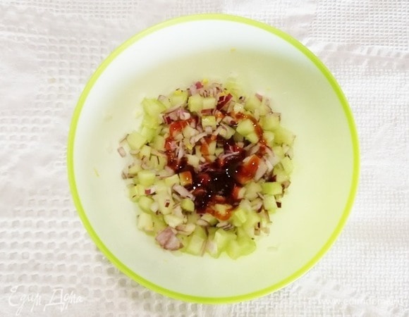 Добавляем бальзамический соус и перемешиваем. Соль я не добавляю, рыба и икра достаточно соленые.