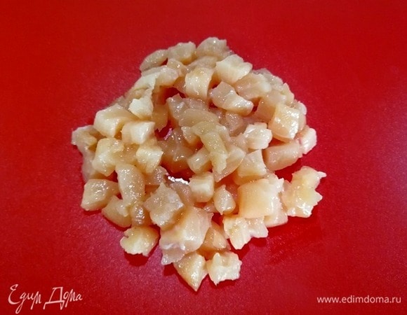 Промаринованную рыбу режем небольшим кубиком.