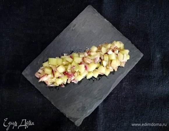 На тарелку для подачи кладем овощи.