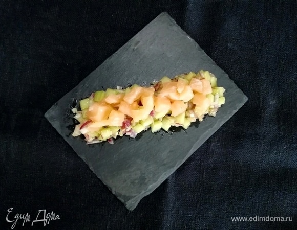 На овощи выкладываем рыбу.