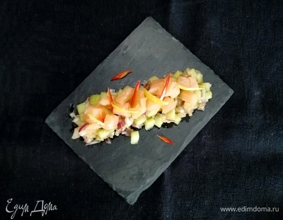 На рыбу выкладываем перец чили и цедру лимона.