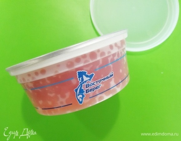 Прежде всего размораживаем икру.