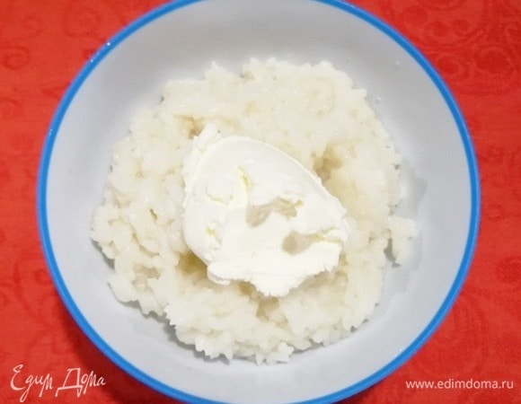 Рис отвариваем согласно инструкции на упаковке в подсоленной и немного подслащенной воде. В теплый рис добавляем 1 ст. л. маскарпоне и перемешиваем.