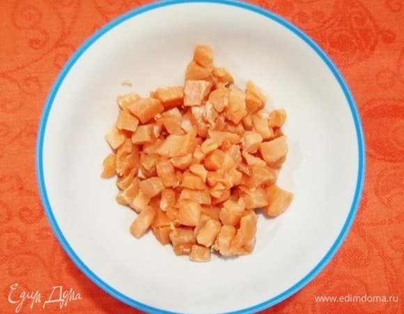 Красную рыбу (у меня слабосоленая горбуша) нарезаем.