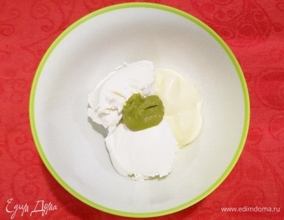 Смешиваем 50 г маскарпоне, майонез и васаби.