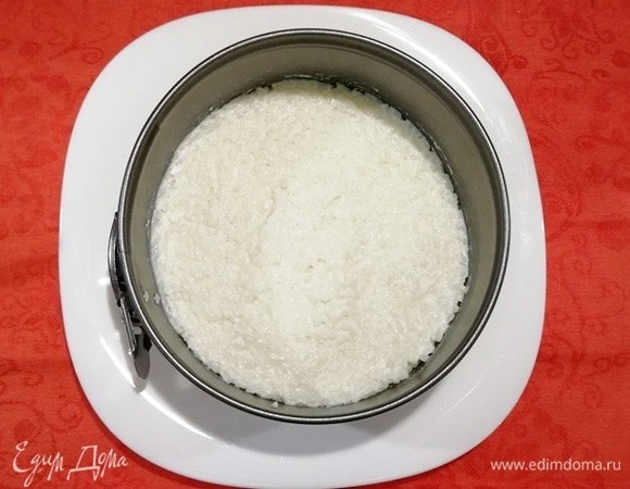 Выкладываем салат слоями. Первый слой — рис.