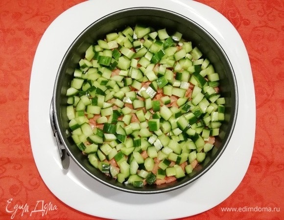 Третий слой — огурец.