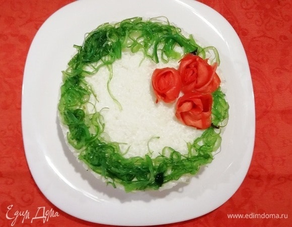 Края торта можете украсить зеленью или, как я, салатом чукка. Розы сделать из имбиря.