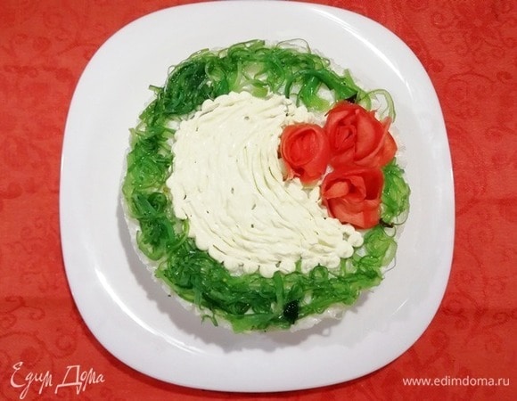 В центр салата наносим творожный крем.