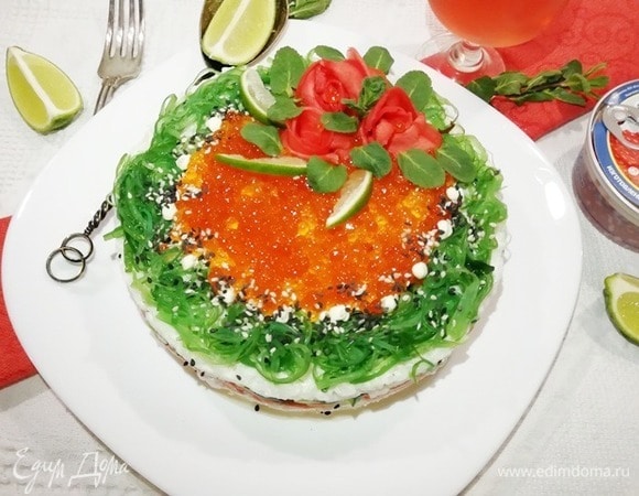 Осталось украсить верх торта зернами кунжута, дольками лайма и зеленью.