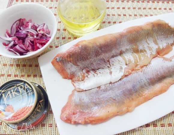 Подготовить филе горбуши: обсушить филе, посолить. Очистить красный лук и мелко нарезать.