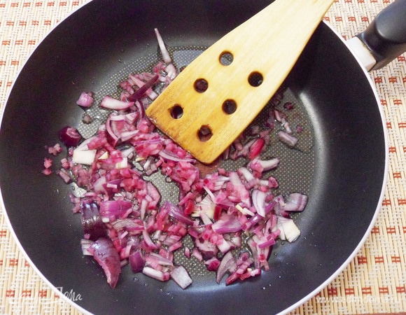 Разогреть оливковое масло в сковороде и обжарить лук в течение 2–3 минут.