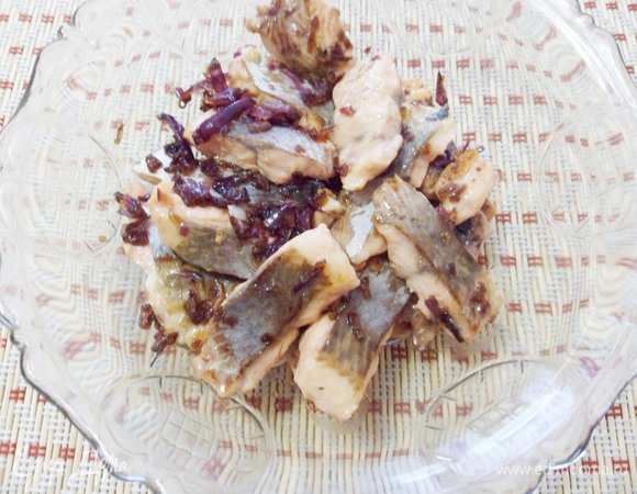 Переложить горбушу с луком в миску.