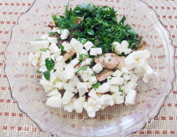 Добавить сыр и петрушку к начинке.