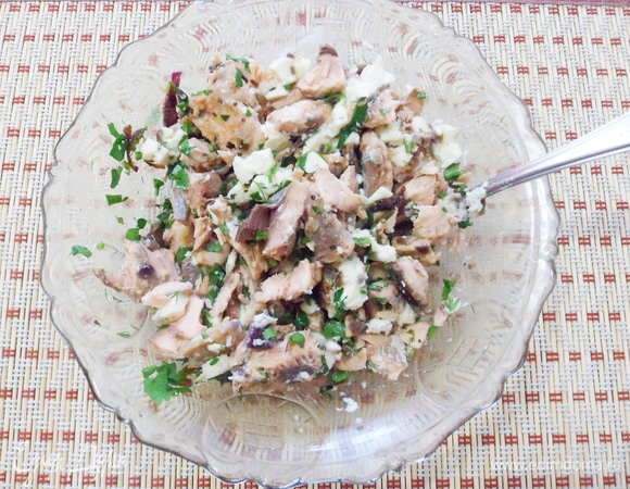 Немного посолить и поперчить по вкусу, перемешать. Начинка для блинов готова.