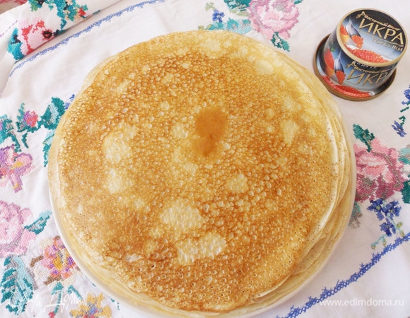 Тонкие блины можно приготовить по вашему любимому рецепту. Мне понадобилось 12 тонких блинчиков диаметром 22 см для формы диаметром 26 см.