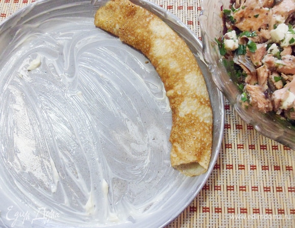 Уложить в форму, смазанную сливочным маслом.