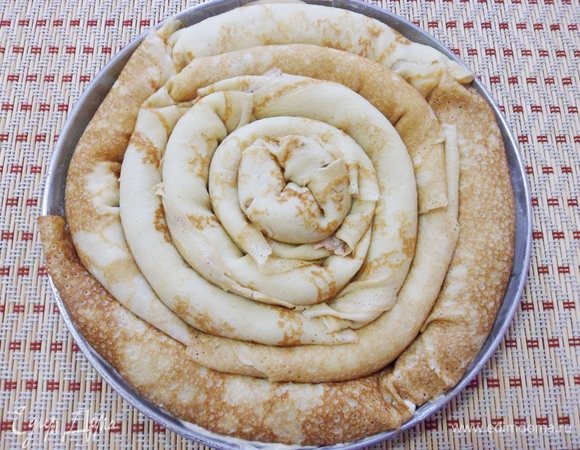 Остальные блинчики с начинкой выкладывать друг за другом по спирали.