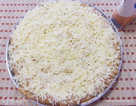 Осталось только полить пирог сливками и поставить в предварительно разогретую до 200°C духовку на 15–20 минут, пока поверхность пирога не покроется румяной корочкой.