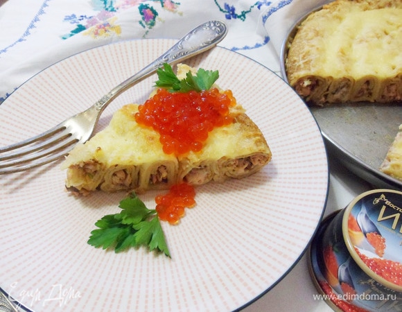 На кусочек пирога положить чайную ложку красной икры ТМ «Восточный берег».