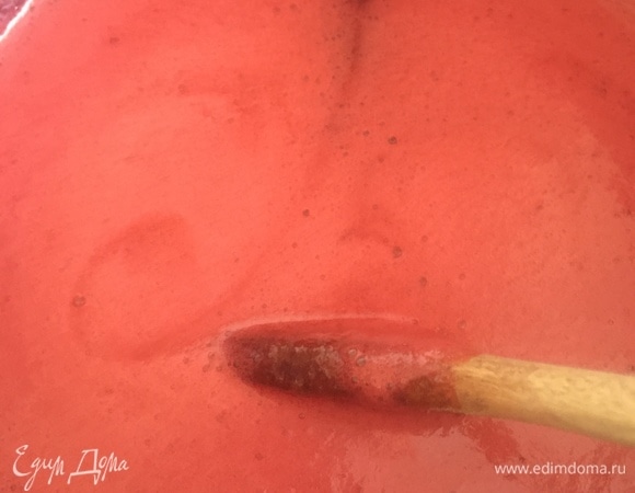 Ягодное пюре с глюкозой и 500 г сахара прогреть до 85°C.