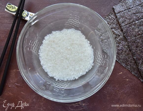 Рис промыть под проточной водой, слегка перетирая руками до светлых вод. Откинуть рис на сито, дать стечь воде и оставить его просохнуть.
