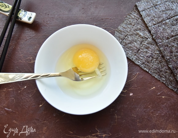 Яйца взбить со щепоткой соли.
