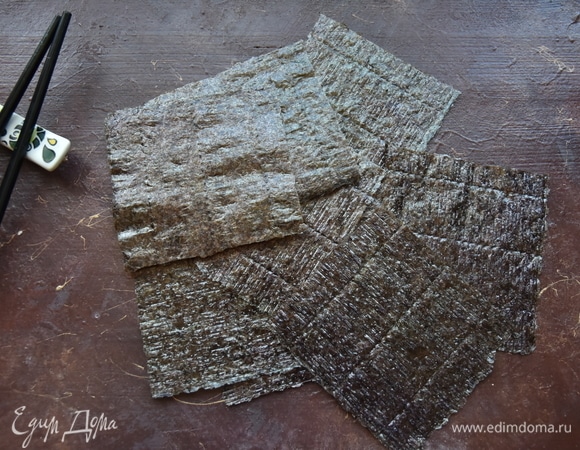 Стандартный лист нори разрезать на четыре части.