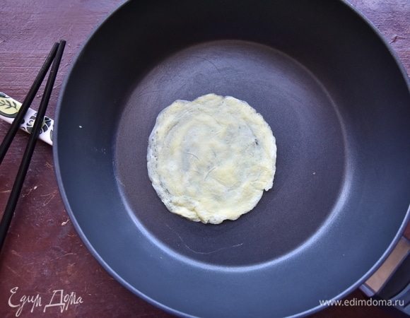 Из взбитых яиц испечь блинчики, наливая тесто на слегка смазанную растительным маслом сковороду (по 2 ст. л. омлетной смеси). Ложкой смесь разровнять, формируя круг. Из 2 яиц получается 9 яичных блинчиков.
