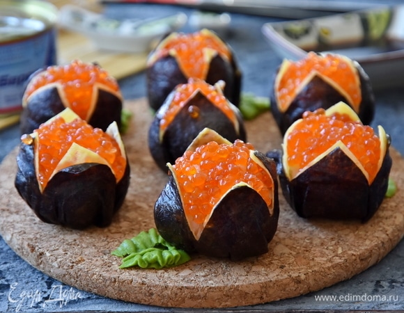 Острым ножом сверху сделать надрез крест-накрест. «Лепесточки» слегка раскрыть и выложить на рис по 1 ч. л. красной икры ТМ «Восточный берег».