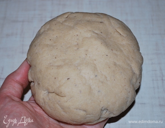 Тесто поместите в теплое место на час, накрыв влажной салфеткой, чтобы оно не подсохло (тесто получается довольно плотное).