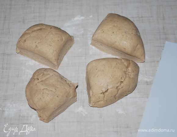 Разделите тесто на 4 части.