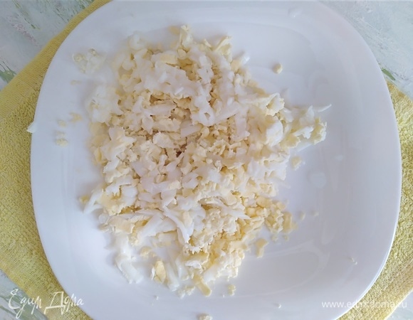 Яйца отварить, остудить и натереть так же, как и огурцы.