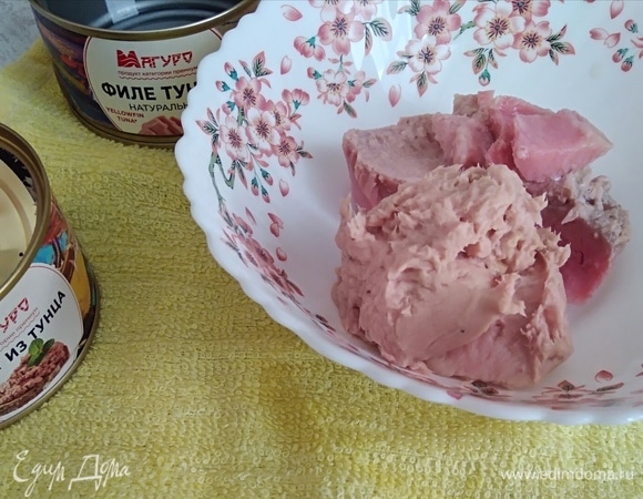 Филе тунца и паштет из тунца ТМ «Магуро» размять вилкой.