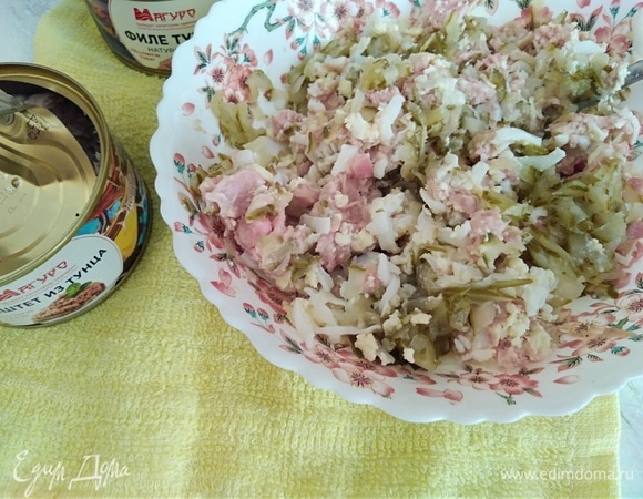 Добавить яйца и огурцы, перемешать.
