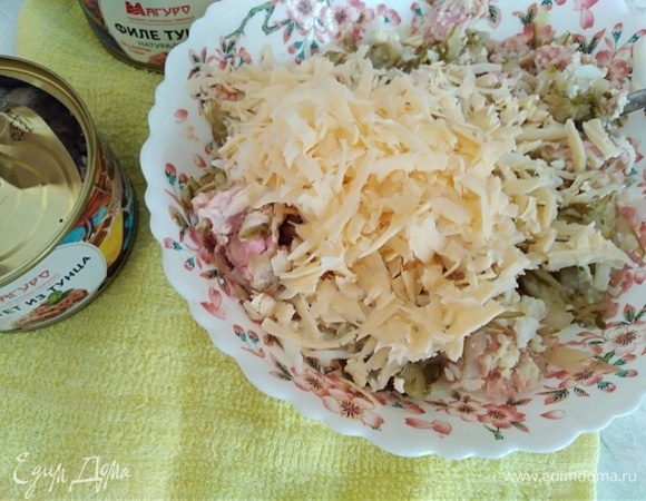 Сыр натереть на средней терке. Большую часть добавить в начинку, перемешать, немного сыра оставить на посыпку бутербродов.