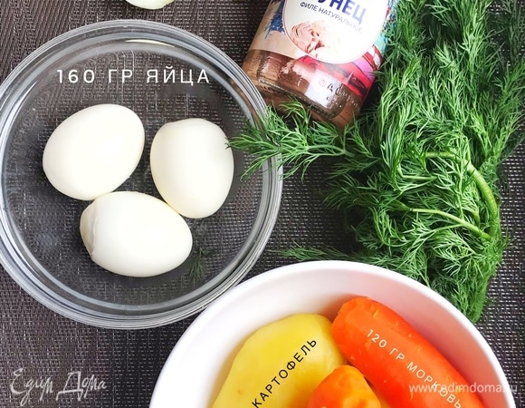 Картофель, морковь и яйца отварить и очистить. Овощи натереть на крупной терке. У яиц белки отделить от желтков и натереть отдельно на мелкой терке. Тунец разомните вилкой и смешайте с мелконарезанным луком (если нужно, смешать с соком тунца для сочности). Орехи измельчить.