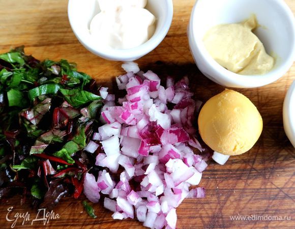 Яйцо сварить вкрутую, отделить белок от желтка, белок не понадобится. Натереть на мелкой терке лимонную цедру. Красный лук почистить, нарезать мелкими кубиками. Зелень помыть, обсушить, мелко нарезать. Здесь микс салатный «Грюн» (мангольд, мицуна и шпинат). Считается, что мицуна, так популярная в Японии, идеально подходит для миксов с другими листовыми зелеными салатами. Мицуна деликатно подчеркнет и дополнит вкус конечного блюда.
