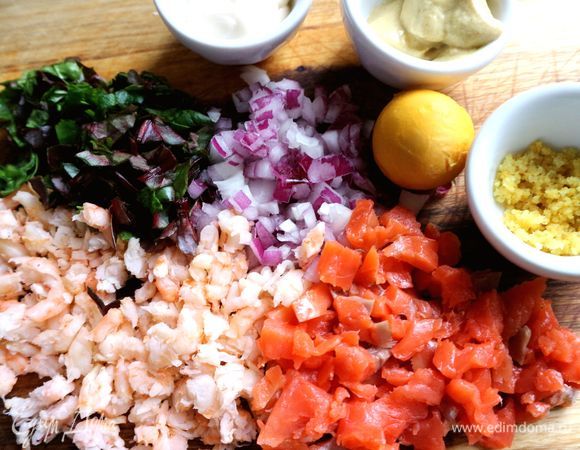 Креветки (здесь варено-мороженые) на пару минут опустить в подсоленный кипяток, откинуть на сито, нарезать на кусочки. Нарезать на мелкие кубики часть малосоленой красной рыбы (здесь нерка), другую часть рыбы оставить для «паруса».