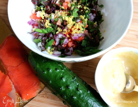 Смешать лук, салатный микс, красную рыбу, креветки, цедру, нарезанный на кубики один небольшой огурец, посолить, поперчить, перемешать. Приготовить заправку, смешав желток, измельченный вилкой, дижонскую горчицу, оливковый майонез, лимонный сок. Заправить салат этой смесью.